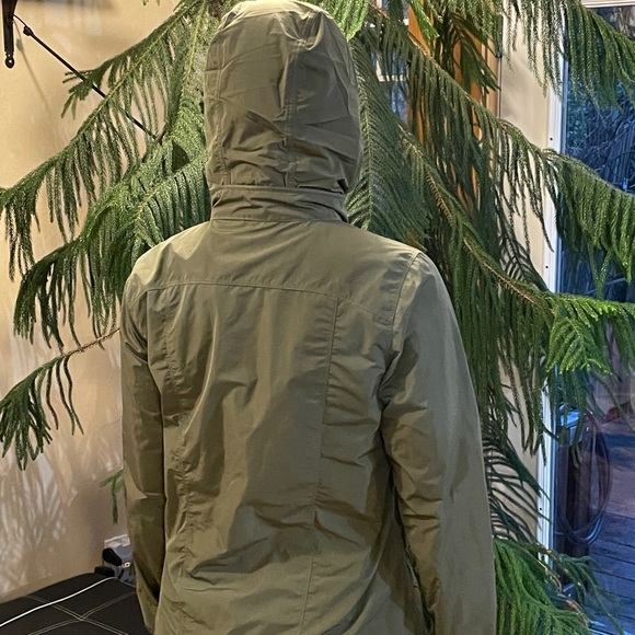 Mountain Hardware Army Green Light Travel Jacket Hideaway Hoodie Windbeaker S - Picture 3 of 13